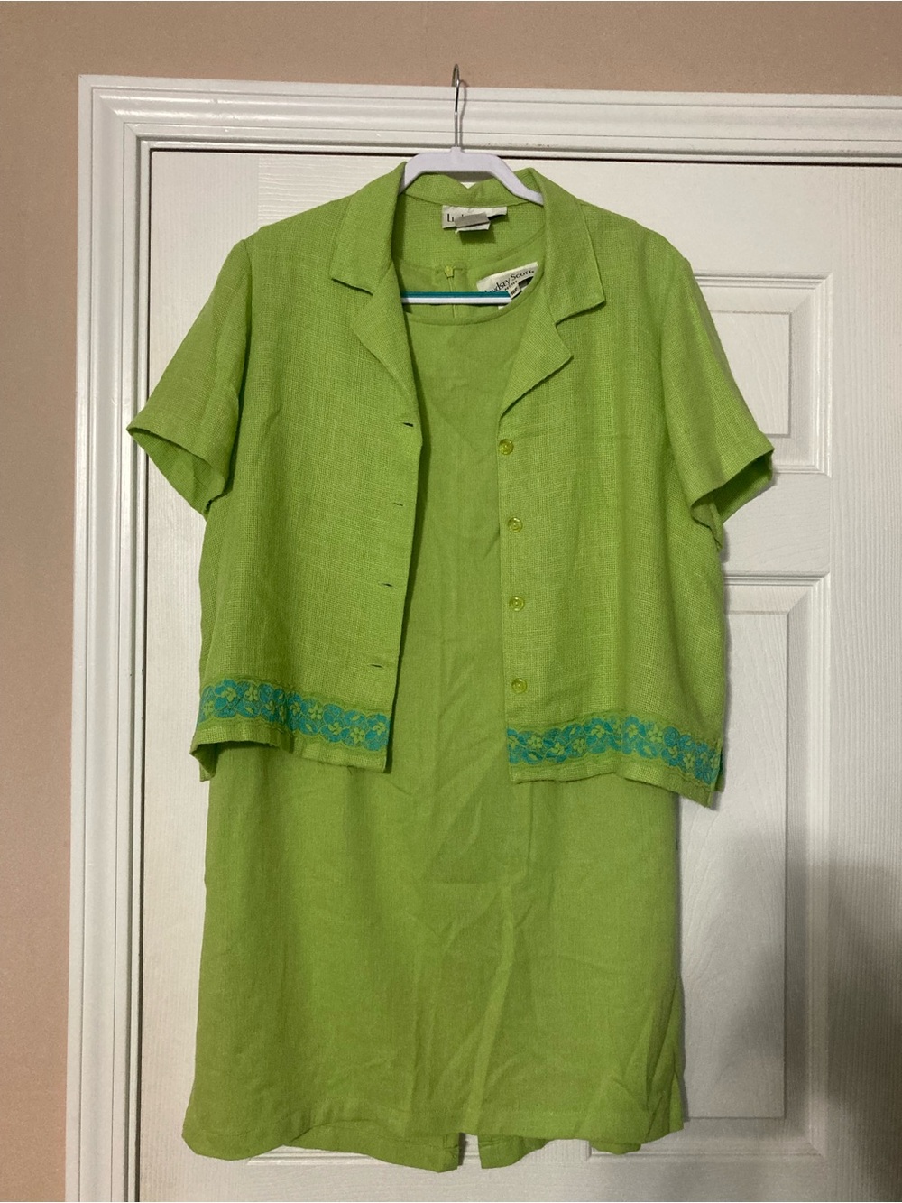 ⭐️⭐️ Women’s Lime Green Two-Piece Dress Set with Embroidered Hem - Picture 1 of 3